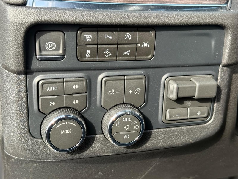 Chevrolet Suburban Vehicle Full-screen Gallery Image 19