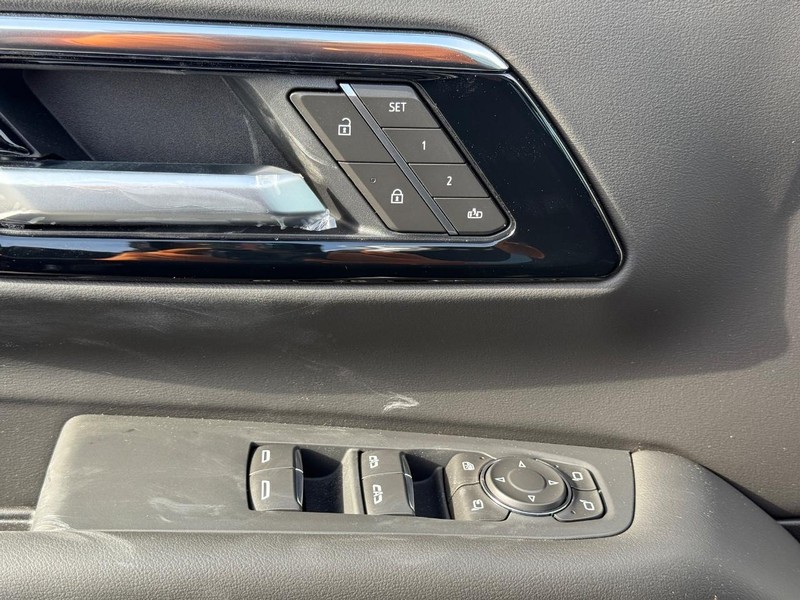 Chevrolet Suburban Vehicle Full-screen Gallery Image 21