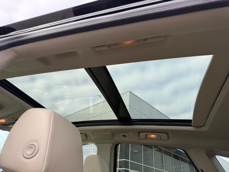 Cadillac SRX Vehicle Full-screen Gallery Image 11