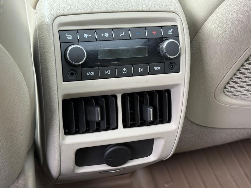 Cadillac SRX Vehicle Full-screen Gallery Image 12