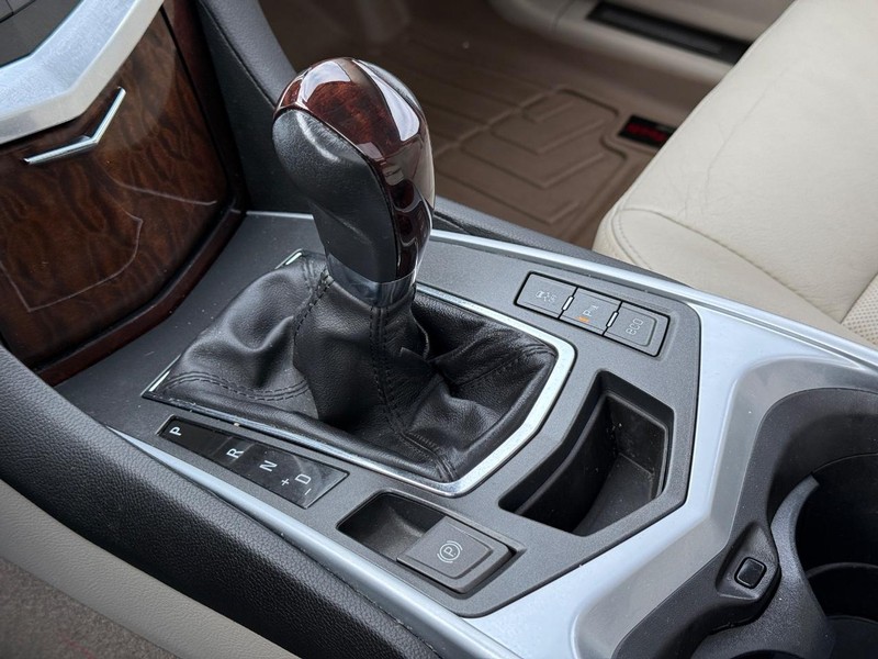 Cadillac SRX Vehicle Full-screen Gallery Image 22