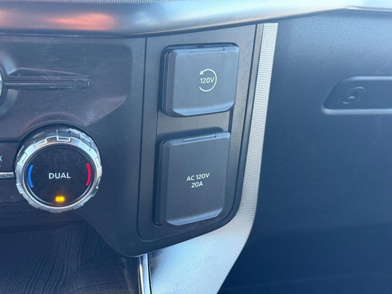 Ford F-150 Vehicle Full-screen Gallery Image 24