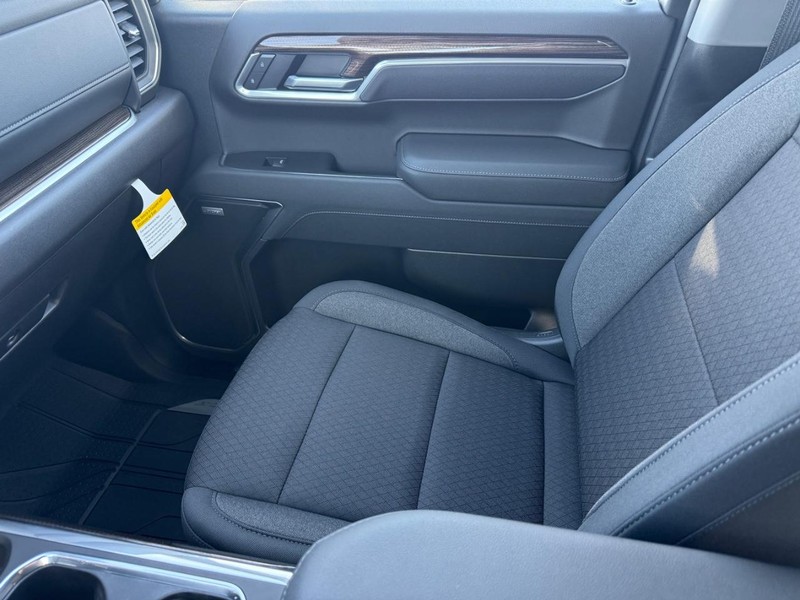 Chevrolet Silverado 1500 Vehicle Full-screen Gallery Image 15