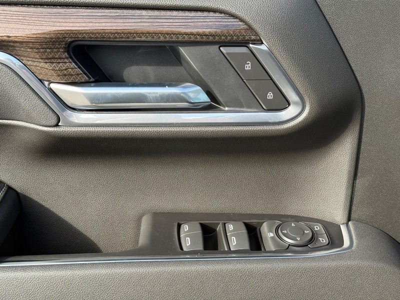 Chevrolet Silverado 1500 Vehicle Full-screen Gallery Image 18