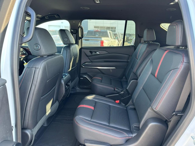 Chevrolet Traverse Vehicle Full-screen Gallery Image 4