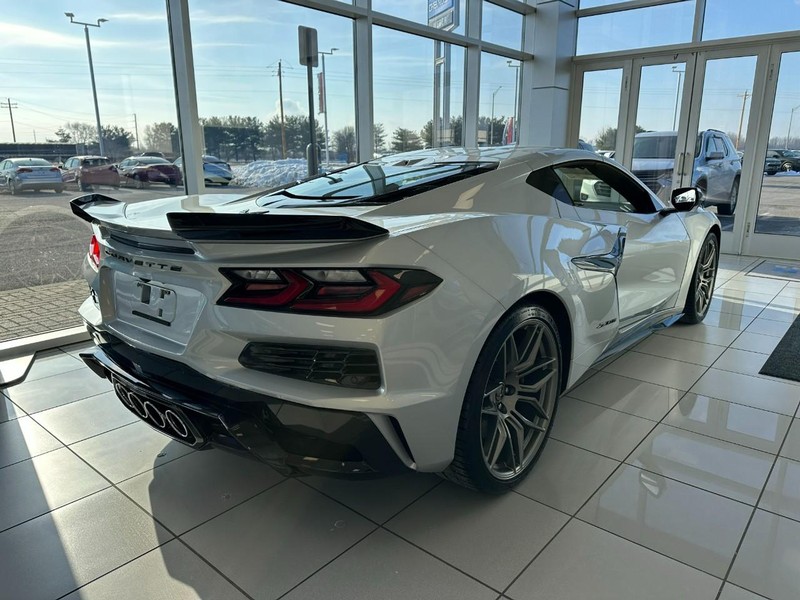 Chevrolet Corvette Vehicle Full-screen Gallery Image 3
