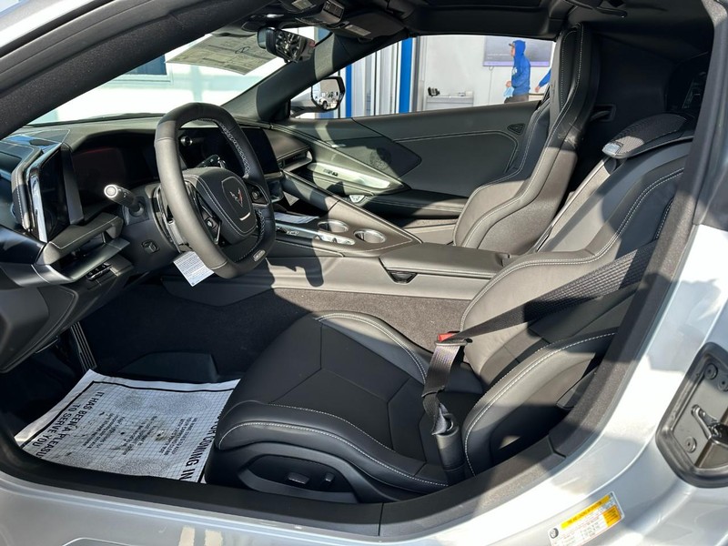 Chevrolet Corvette Vehicle Full-screen Gallery Image 7