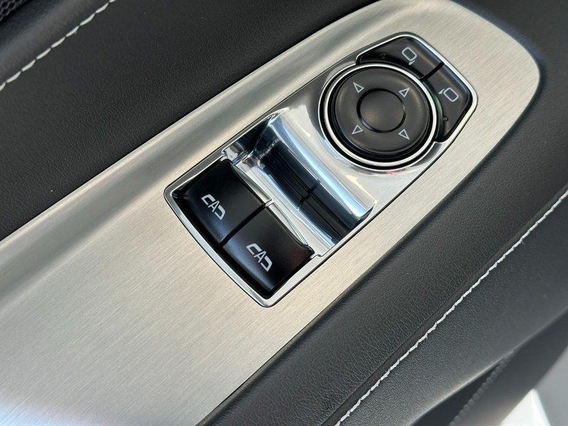 Chevrolet Corvette Vehicle Full-screen Gallery Image 9