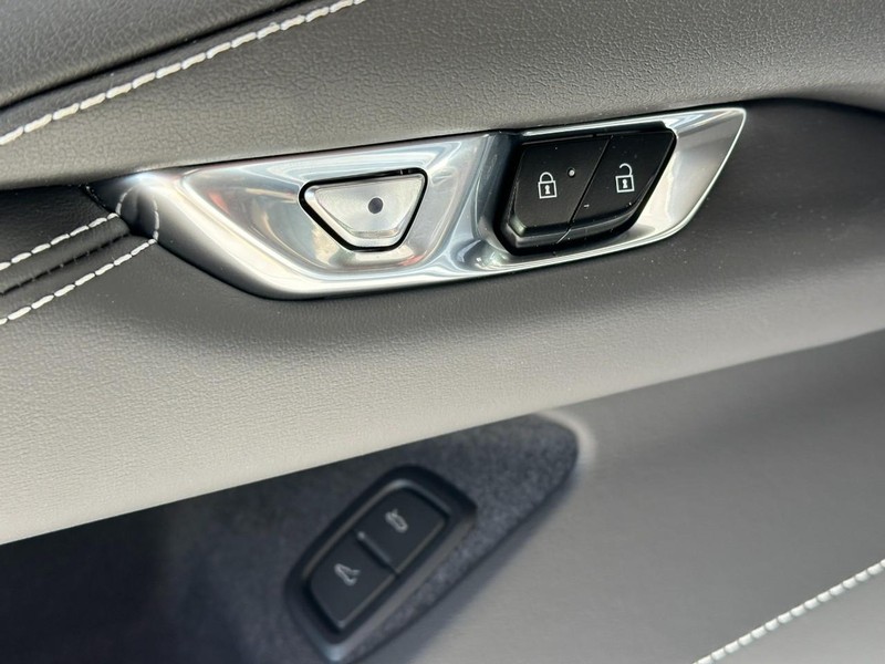 Chevrolet Corvette Vehicle Full-screen Gallery Image 10