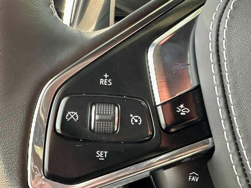 Chevrolet Corvette Vehicle Full-screen Gallery Image 11