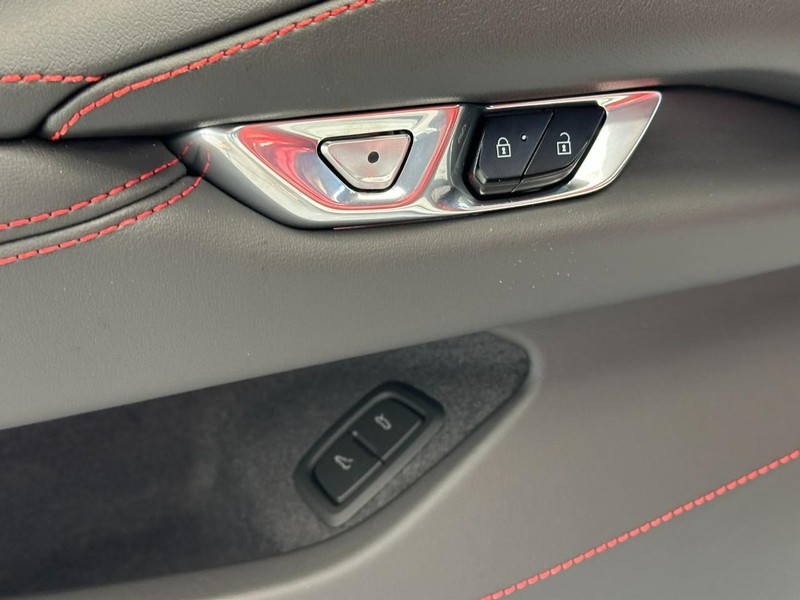 Chevrolet Corvette Vehicle Full-screen Gallery Image 8