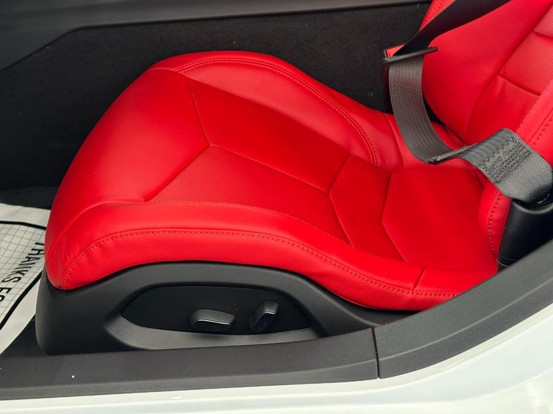 Chevrolet Corvette Vehicle Full-screen Gallery Image 9