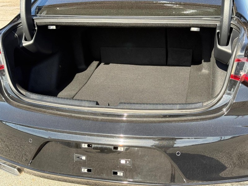 Acura TLX Vehicle Full-screen Gallery Image 06