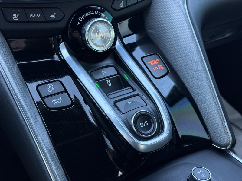 Acura TLX Vehicle Full-screen Gallery Image 20