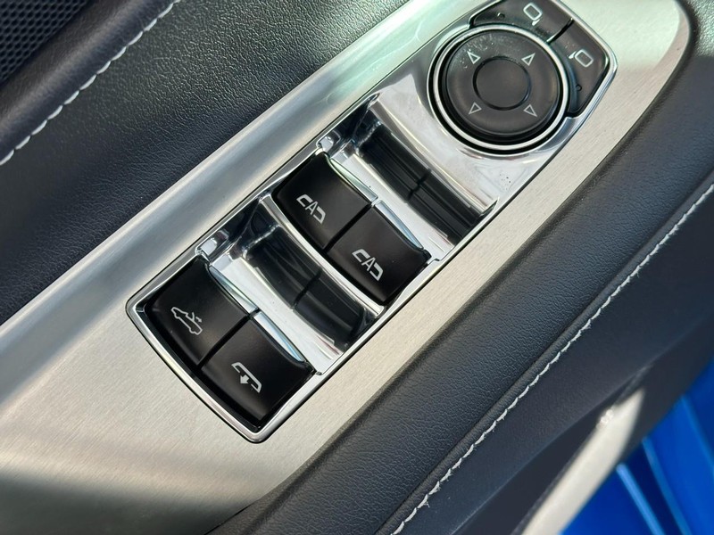 Chevrolet Corvette Vehicle Full-screen Gallery Image 7