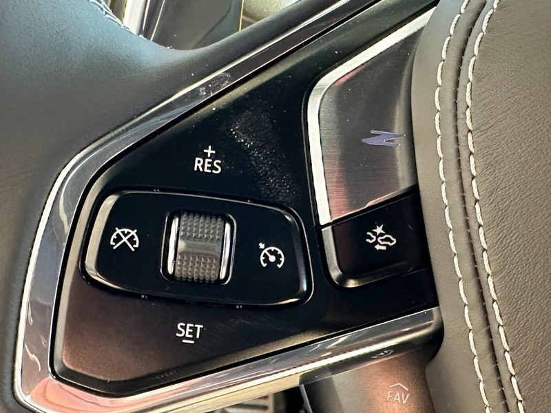 Chevrolet Corvette Vehicle Full-screen Gallery Image 9