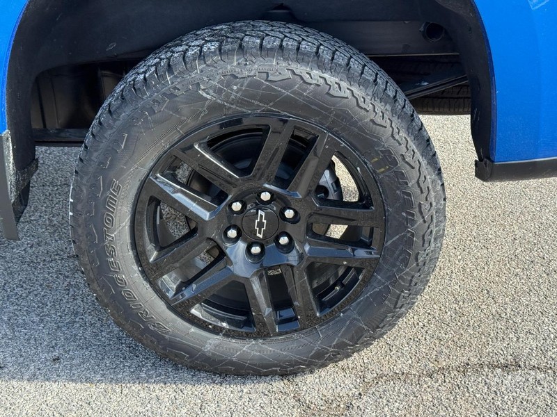 Chevrolet Silverado 1500 Vehicle Full-screen Gallery Image 4