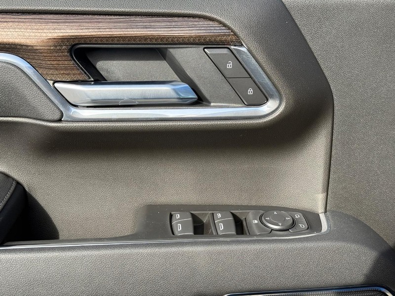 Chevrolet Silverado 1500 Vehicle Full-screen Gallery Image 16