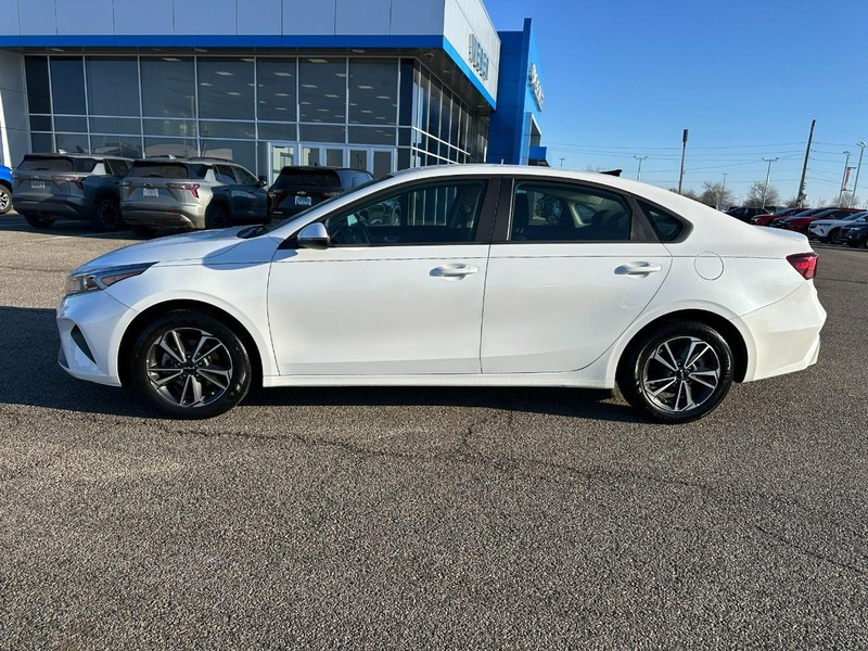 Kia Forte Vehicle Full-screen Gallery Image 2