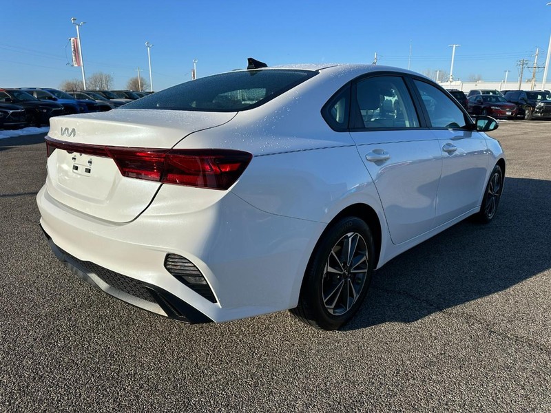 Kia Forte Vehicle Full-screen Gallery Image 5