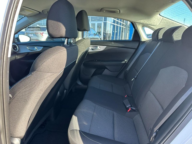 Kia Forte Vehicle Full-screen Gallery Image 9