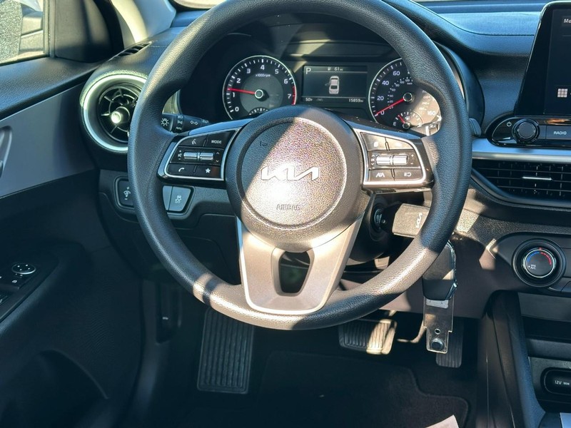 Kia Forte Vehicle Full-screen Gallery Image 11