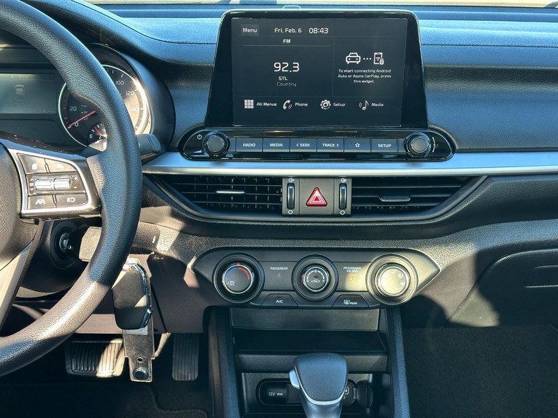 Kia Forte Vehicle Full-screen Gallery Image 12