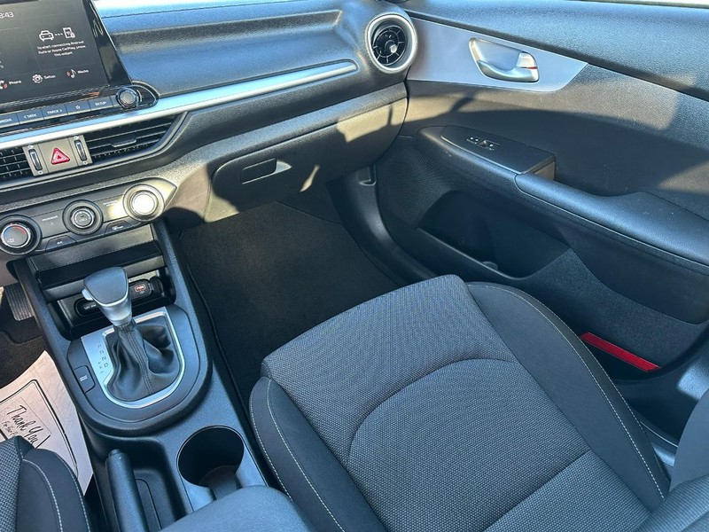 Kia Forte Vehicle Full-screen Gallery Image 14