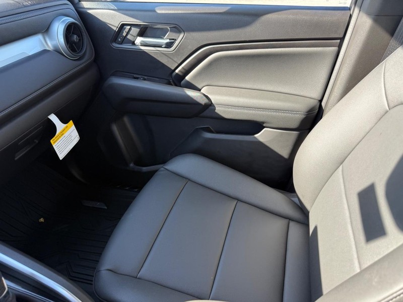 Chevrolet Colorado Vehicle Full-screen Gallery Image 14