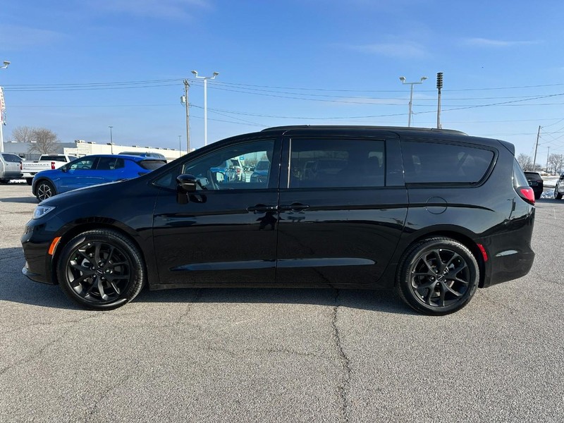 Chrysler Pacifica Vehicle Full-screen Gallery Image 2