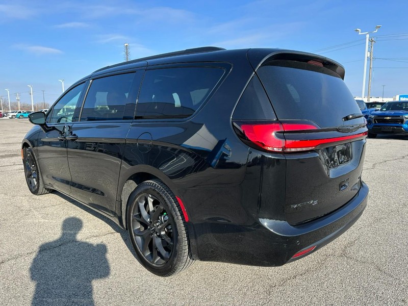 Chrysler Pacifica Vehicle Full-screen Gallery Image 3