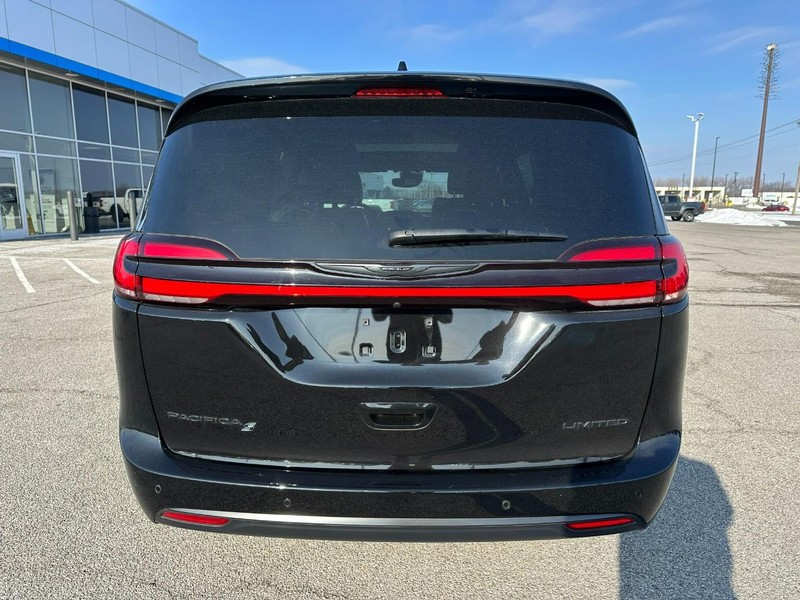 Chrysler Pacifica Vehicle Full-screen Gallery Image 4