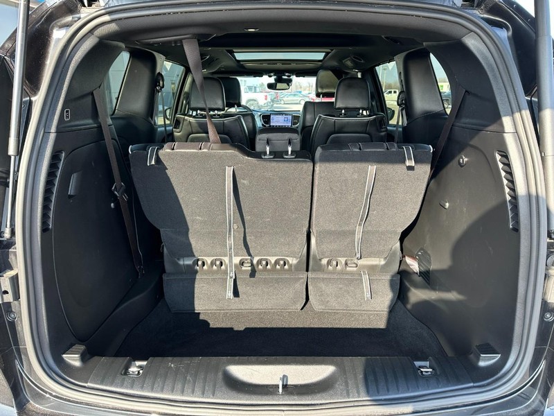 Chrysler Pacifica Vehicle Full-screen Gallery Image 5