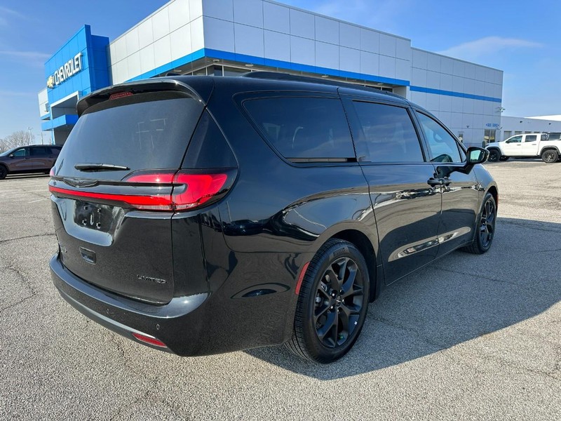 Chrysler Pacifica Vehicle Full-screen Gallery Image 7