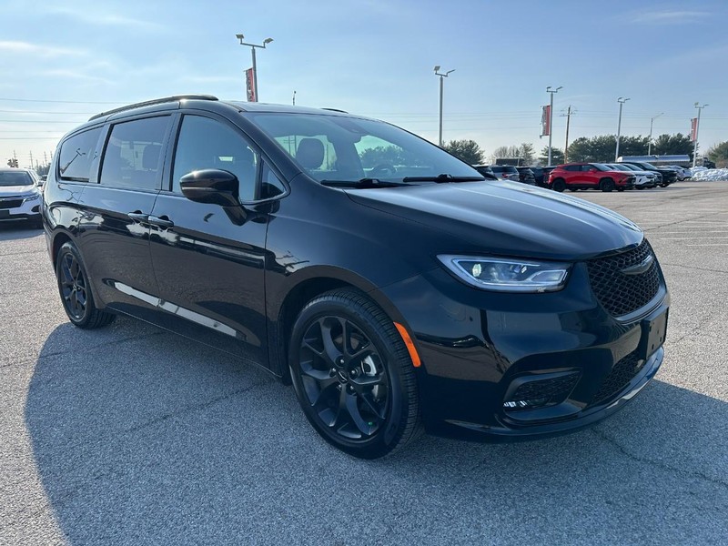 Chrysler Pacifica Vehicle Full-screen Gallery Image 8