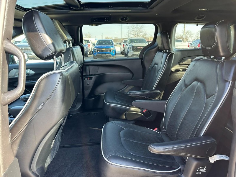 Chrysler Pacifica Vehicle Full-screen Gallery Image 10