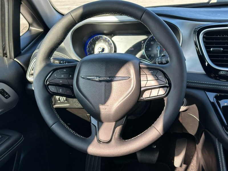 Chrysler Pacifica Vehicle Full-screen Gallery Image 14