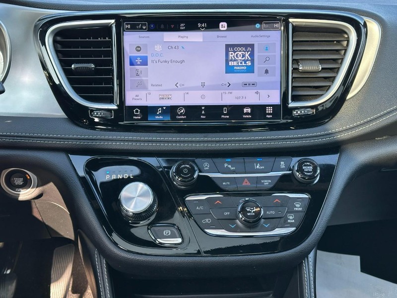 Chrysler Pacifica Vehicle Full-screen Gallery Image 15