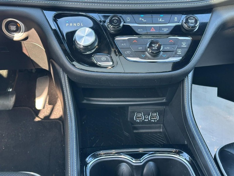 Chrysler Pacifica Vehicle Full-screen Gallery Image 16