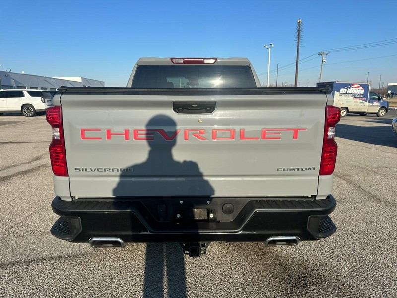 Chevrolet Silverado 1500 Vehicle Full-screen Gallery Image 4