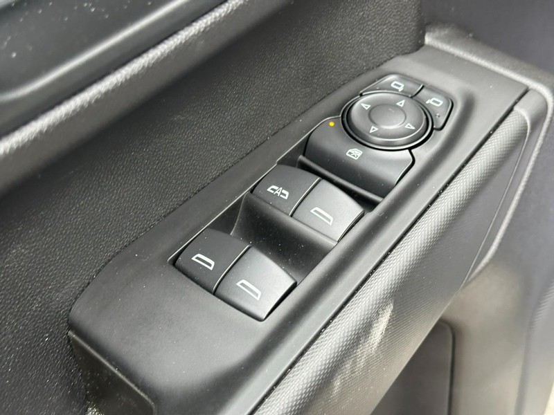 Chevrolet Silverado 1500 Vehicle Full-screen Gallery Image 9