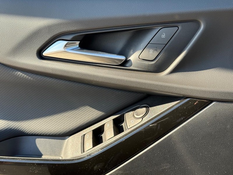 Chevrolet Equinox Vehicle Full-screen Gallery Image 15