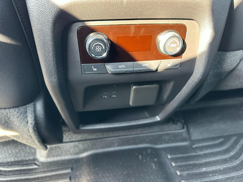 Chevrolet Traverse Vehicle Full-screen Gallery Image 12