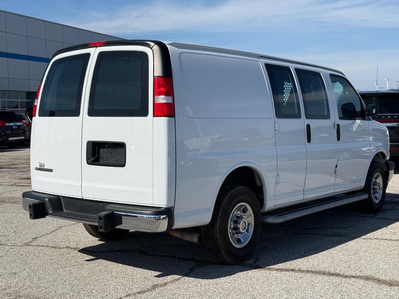 Chevrolet Express Cargo Van Vehicle Full-screen Gallery Image 5