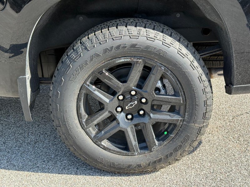 Chevrolet Silverado 1500 Vehicle Full-screen Gallery Image 4