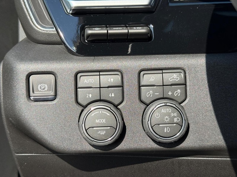 Chevrolet Silverado 1500 Vehicle Full-screen Gallery Image 18