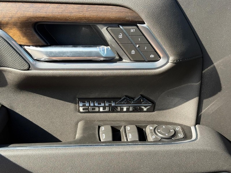 Chevrolet Silverado 1500 Vehicle Full-screen Gallery Image 20