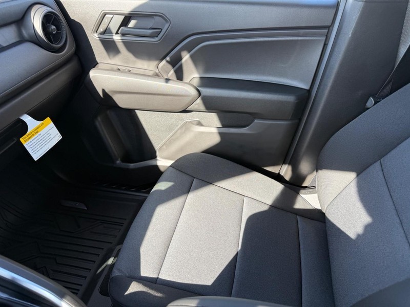 Chevrolet Colorado Vehicle Full-screen Gallery Image 14