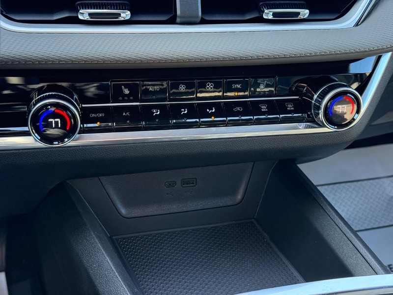 Chevrolet Equinox Vehicle Full-screen Gallery Image 12