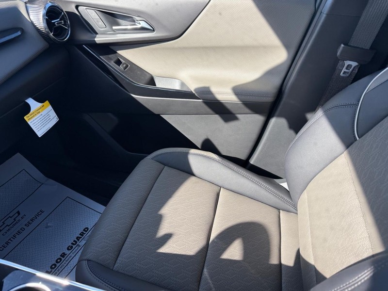 Chevrolet Equinox Vehicle Full-screen Gallery Image 14